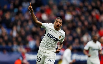 米兰电竞焦点-亚马尔让后卫们开会研究