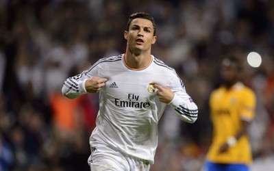 米兰电竞焦点-内马尔训练中与队友嬉笑打闹